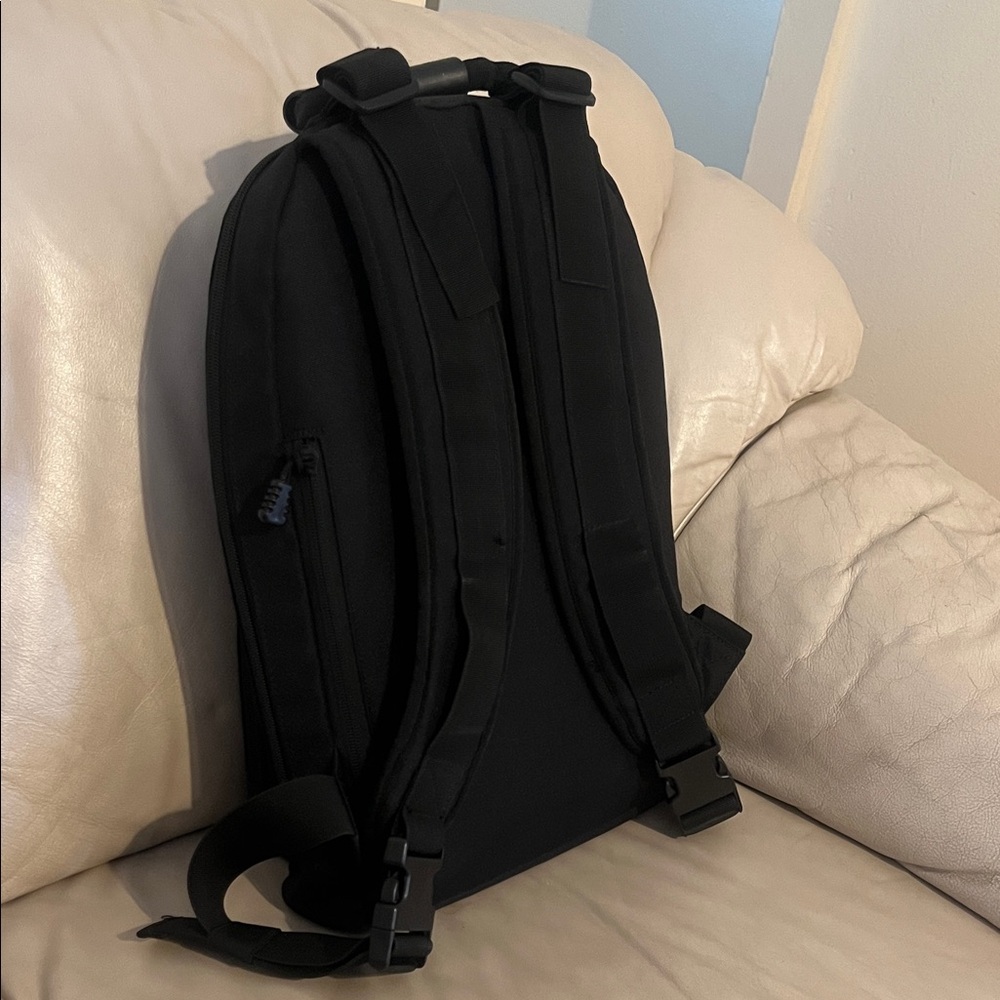 Discreet Backpack - Picture 2 of 6